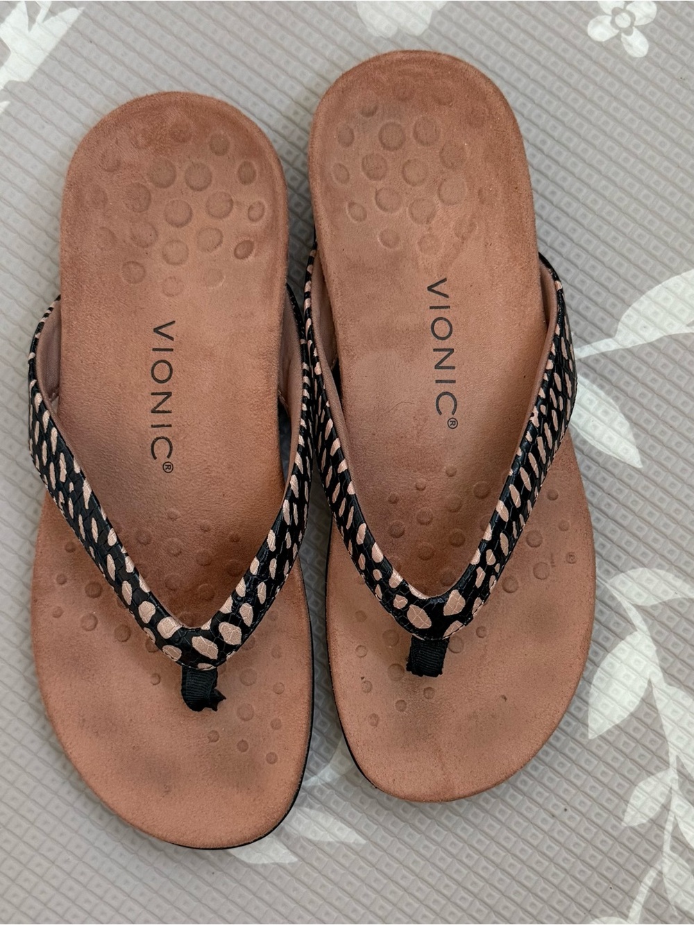Vionic Women's Black and Tan Patterned Thong Flip Flop Sandals